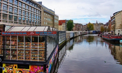 Amsterdam Tourist took pictures in Amsterdam (Mike Bonitz)  [flickr.com]  CC BY-ND 
Informations sur les licences disponibles sous 'Preuve des sources d'images'