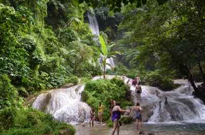 Cascade Falls Vanuatu (eGuide Travel)  [flickr.com]  CC BY 
Informations sur les licences disponibles sous 'Preuve des sources d'images'