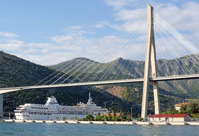 Croatia-01916 - Big Boat and Big Bridge..... (Dennis Jarvis)  [flickr.com]  CC BY-SA 
Informations sur les licences disponibles sous 'Preuve des sources d'images'