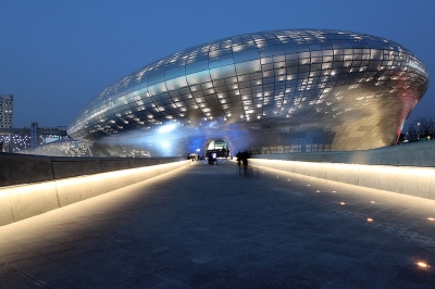 Dongdaemun Design Plaza & Park (Nestor Lacle)  [flickr.com]  CC BY 
Informations sur les licences disponibles sous 'Preuve des sources d'images'