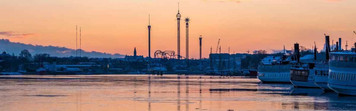 Gröna Lund sunrise, Stockholm Sweden (chas B)  [flickr.com]  CC BY 
Informations sur les licences disponibles sous 'Preuve des sources d'images'