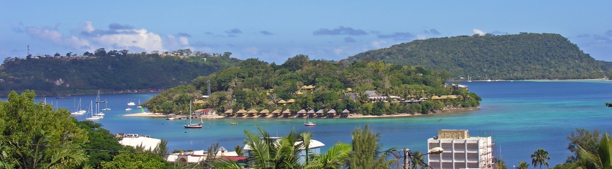 Port Vila, Vanuatu, from the War Memorial, 1 June 2006 (Phillip Capper)  [flickr.com]  CC BY 
Informations sur les licences disponibles sous 'Preuve des sources d'images'