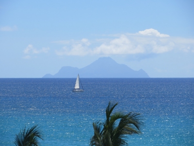 Saba, from La Plage, Maho, St Maarten, Oct 2014 (alljengi)  [flickr.com]  CC BY-SA 
Informations sur les licences disponibles sous 'Preuve des sources d'images'