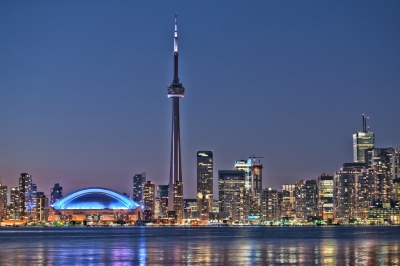 Toronto night skyline CN Tower downtown skyscrapers sunset Canad (Larry Koester)  [flickr.com]  CC BY 
Informations sur les licences disponibles sous 'Preuve des sources d'images'